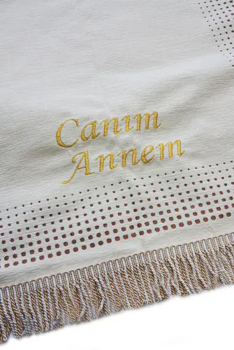 Anneler Gününe Özel İsim Nakışlı İnci Tesbih Yasin Kitabı Şönil Seccade Seti Beyaz - 4