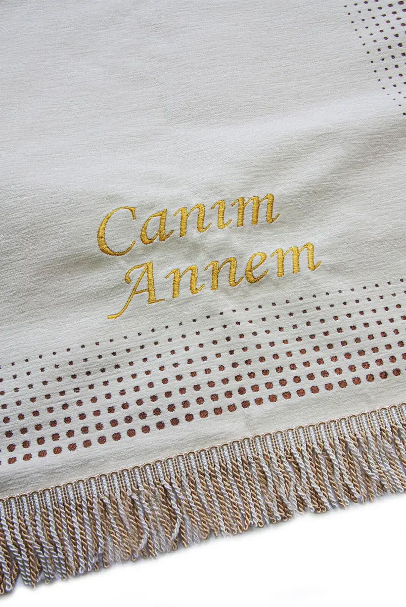 Anneler Gününe Özel İsim Nakışlı İnci Tesbih Yasin Kitabı Şönil Seccade Seti Beyaz - 4