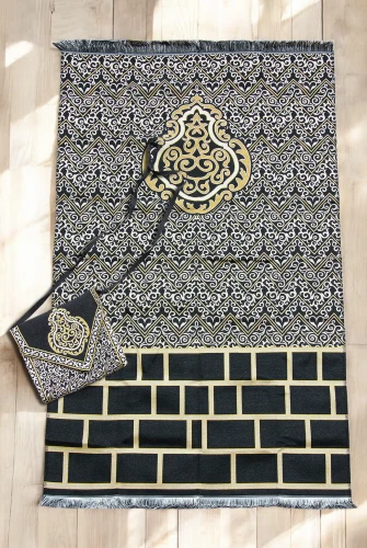 Çantalı Kabe Desenli Seccade – Goblen Kumaş, Taşınabilir Askılı Model 