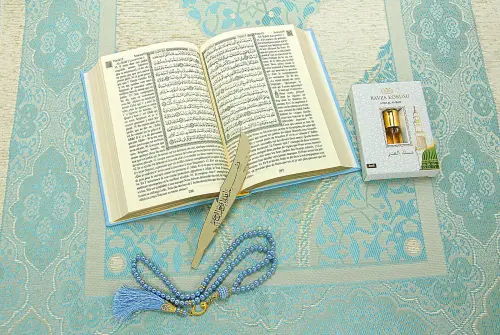 Fransızca Mealli Medine Hatlı Kuranı Kerim ve Seccade Seti Mavi - 4