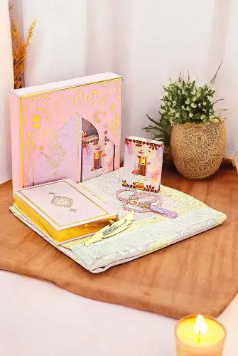 Gelin Bohçasına Uygun Hediyelik Medine Hatlı Kuranı Kerim ve Çeyizlik Seccade Seti Pembe 