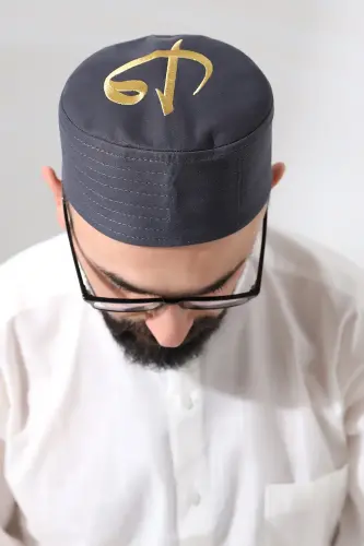 Gri Kapitone Elif Vav Nakışlı Kalıp Namaz Takkesi - 1