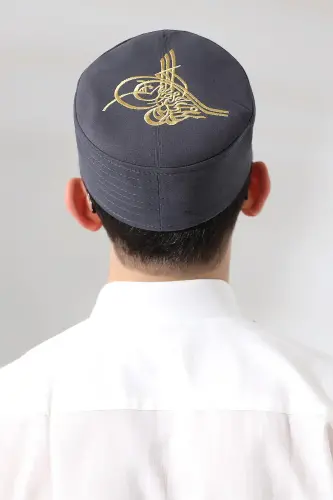 Gri Kapitone Osmanlı Tuğrası Nakışlı Kalıp Namaz Takkesi - ihvanonline (1)