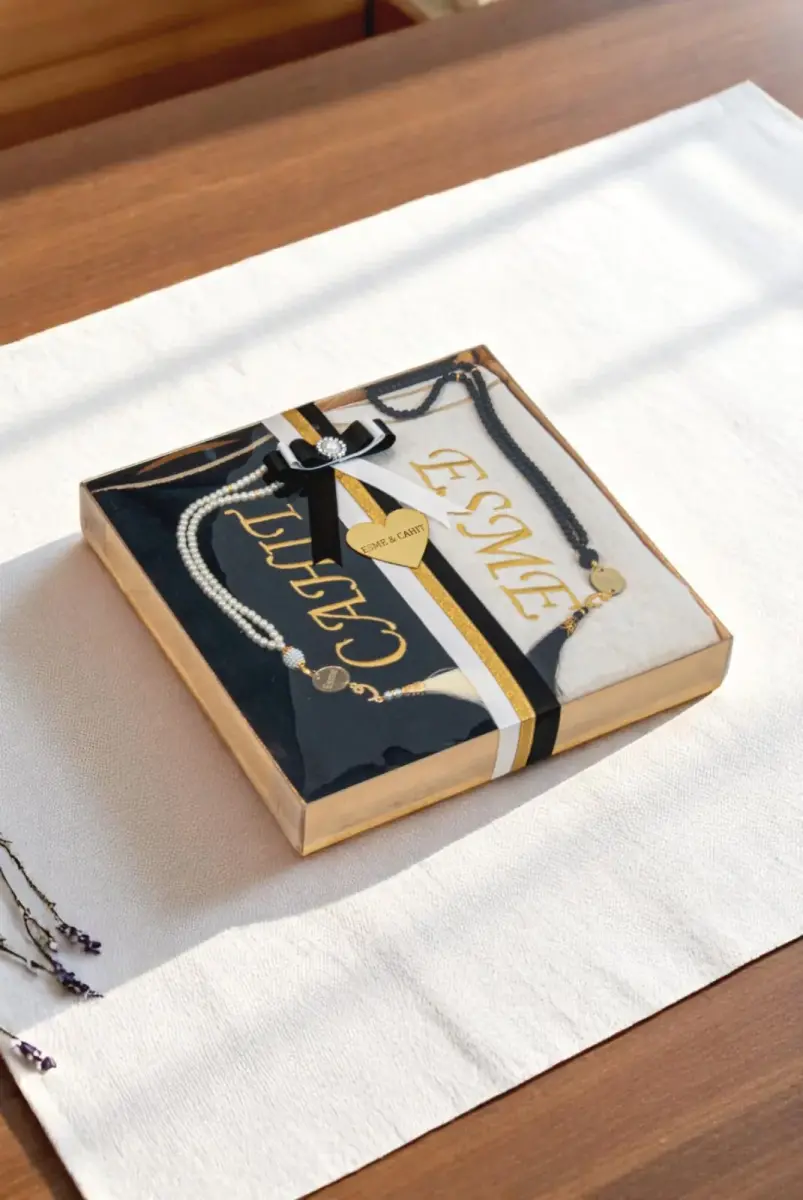 Hediye Kutulu İsme Özel Nakışlı Çiftler İçin Kalpli Seccade Seti Çeyizlik Eşli Namazlık Siyah Krem - 1