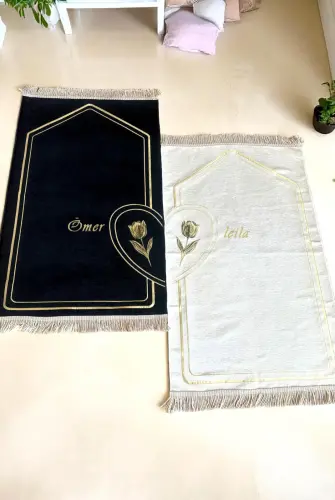 Hediye Kutulu İsme Özel Nakışlı Çiftler İçin Kalpli Seccade Seti Çeyizlik Eşli Namazlık Siyah Krem - ihvanonline (1)