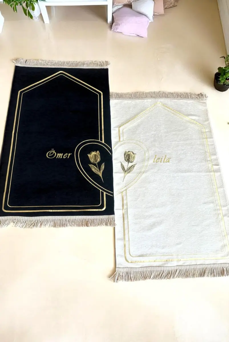 Hediye Kutulu İsme Özel Nakışlı Çiftler İçin Kalpli Seccade Seti Çeyizlik Eşli Namazlık Siyah Krem - 2