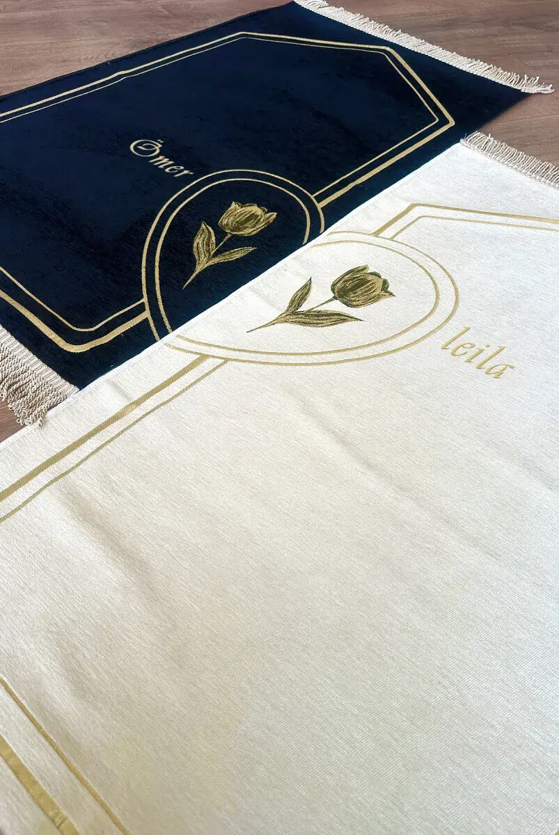 Hediye Kutulu İsme Özel Nakışlı Çiftler İçin Kalpli Seccade Seti Çeyizlik Eşli Namazlık Siyah Krem - 3