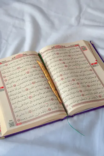 Hediyelik Kadife Kaplı İsme Özel Pleksi Desenli Arapça Orta Boy Kuranı Kerim Mor - 3