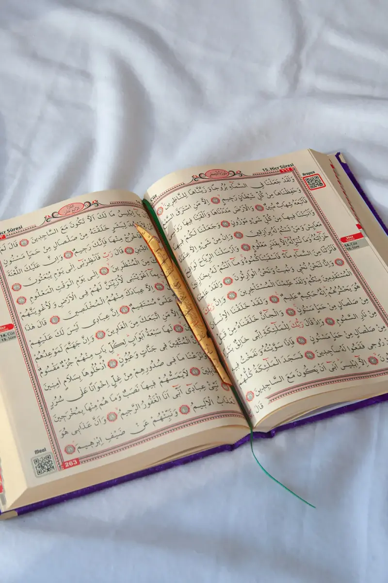 Hediyelik Kadife Kaplı İsme Özel Pleksi Desenli Arapça Orta Boy Kuranı Kerim Mor - 3