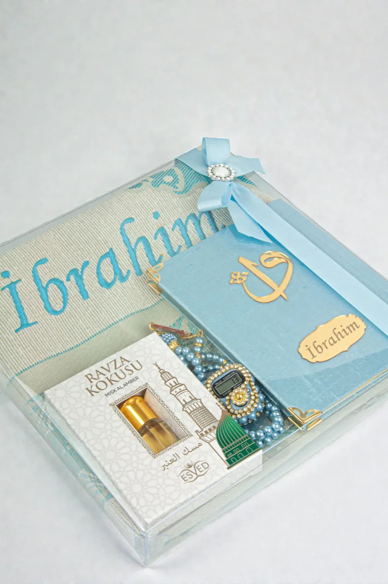 Hediyelik Kişiye Özel İsimli Seccade Seti - Yasin Kitabı, Tesbih, Zikirmatik, Esans - Mavi - 1