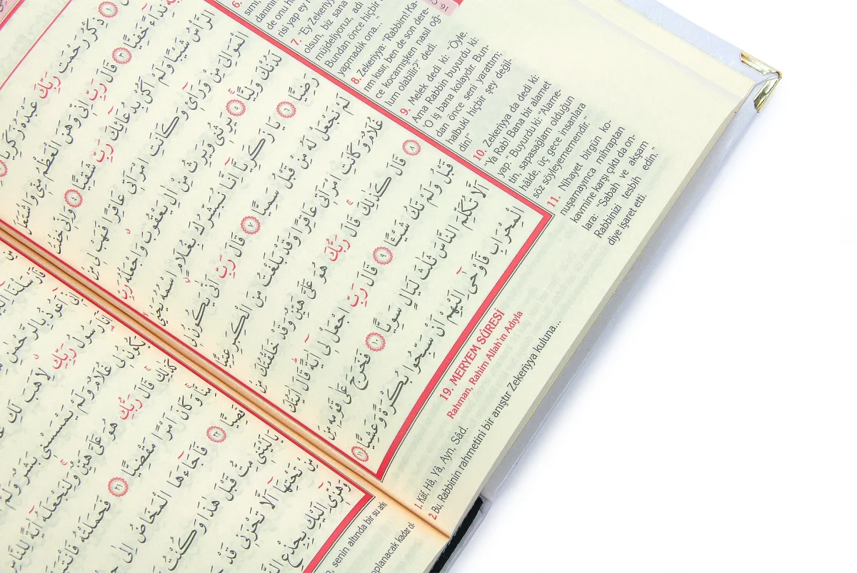 İsim Baskılı Ayet-el Kürsi Desenli Yaldızlı Deri Ciltli Türkçe Mealli Orta Boy Kuranı Kerim Mevlüt Hediyesi Beyaz - 4