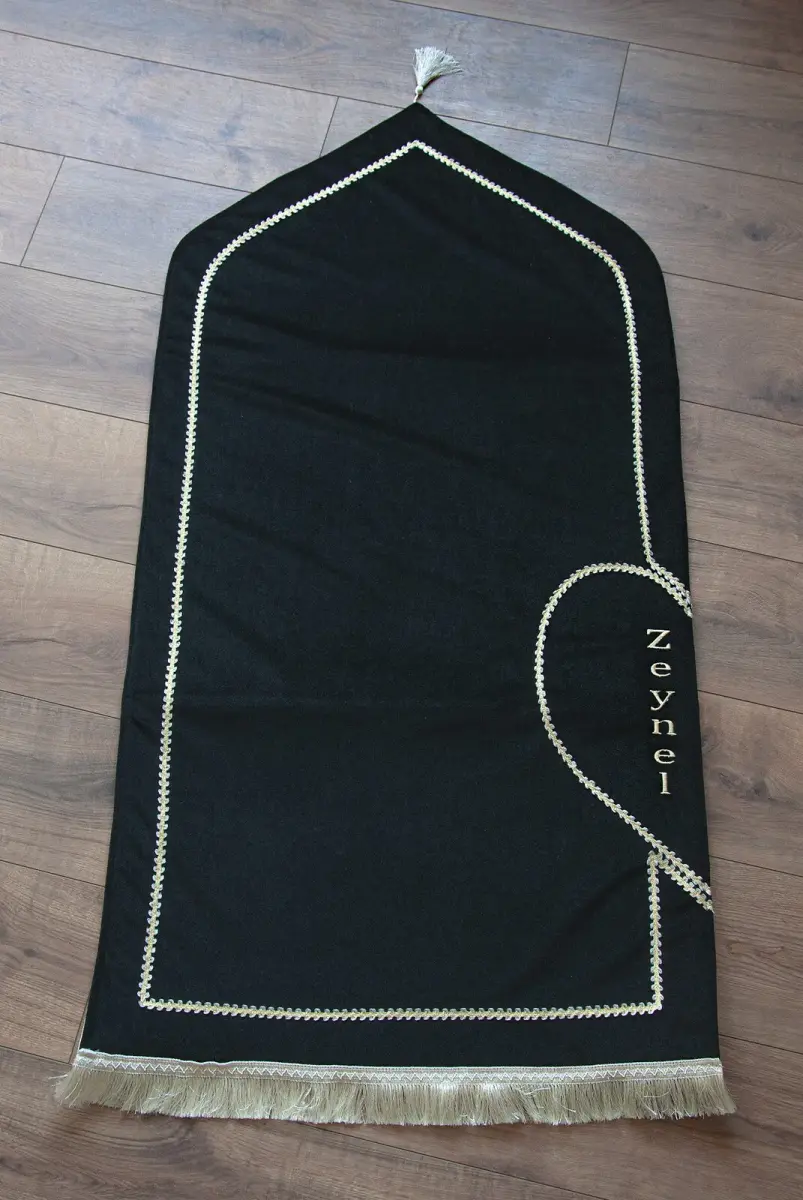 İsim Nakışlı Çiftlere Özel Süngerli Yumuşak Dokulu Kadife Kalpli Seccade Seti Siyah Krem - 2