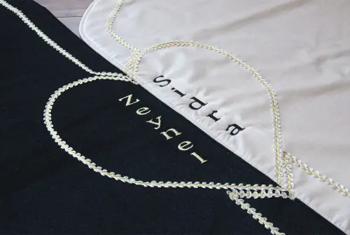 İsim Nakışlı Çiftlere Özel Süngerli Yumuşak Dokulu Kadife Kalpli Seccade Seti Siyah Krem - 7