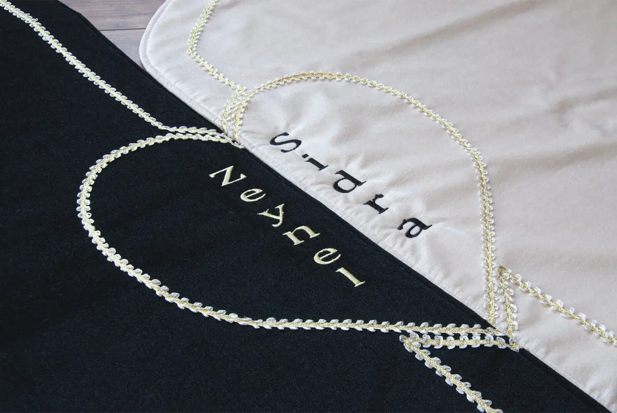 İsim Nakışlı Çiftlere Özel Süngerli Yumuşak Dokulu Kadife Kalpli Seccade Seti Siyah Krem - 7