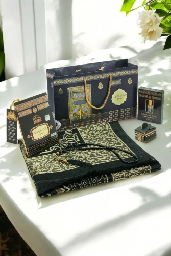 İsme Özel Kabe Desenli Çantalı İsimli Yasin Kitabı, Tesbih, Esans ve Seccade Seti Siyah 