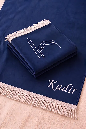 İsme Özel Kabe İşlemeli Lüks Kadife Seccade - Çeyizlik, Hac ve Umre Hediyelik Namazlık - Lacivert 