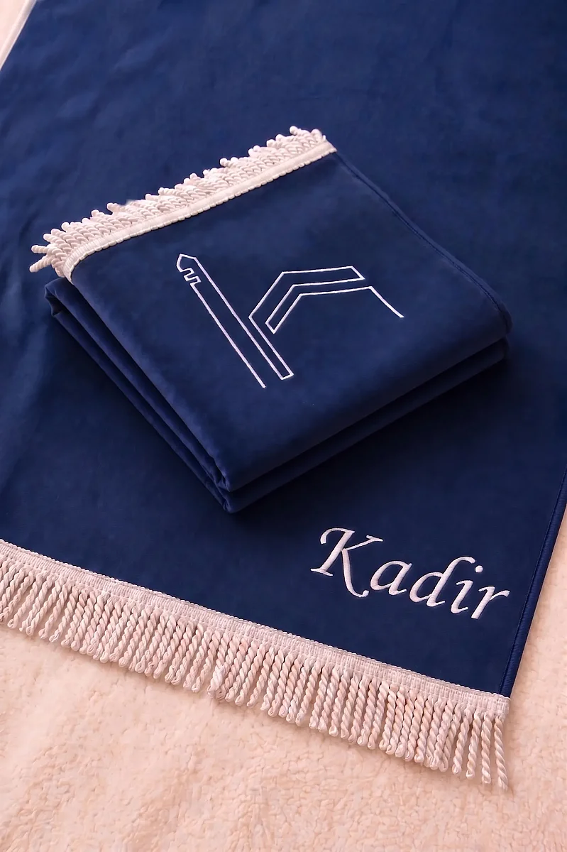 İsme Özel Kabe İşlemeli Lüks Kadife Seccade - Çeyizlik, Hac ve Umre Hediyelik Namazlık - Lacivert - 1