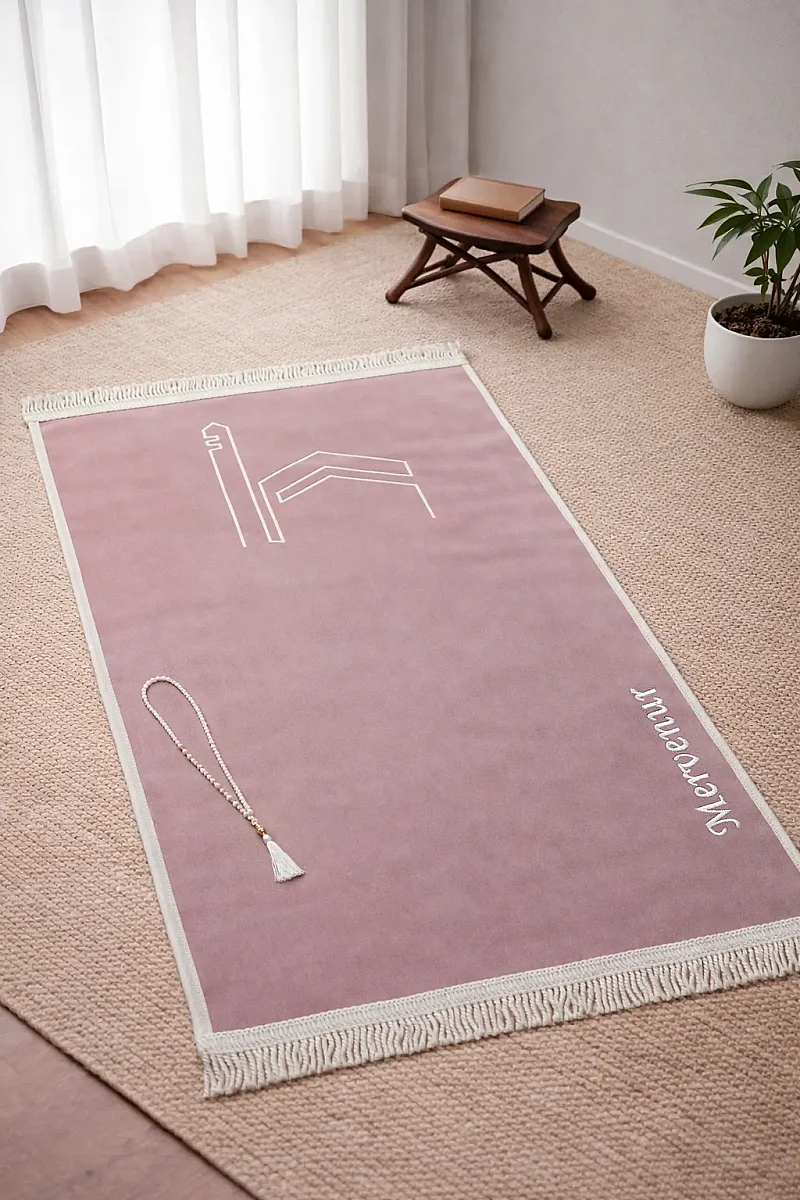 İsme Özel Kabe İşlemeli Lüks Kadife Seccade - Çeyizlik, Hac ve Umre Hediyelik Namazlık - Pembe - 1