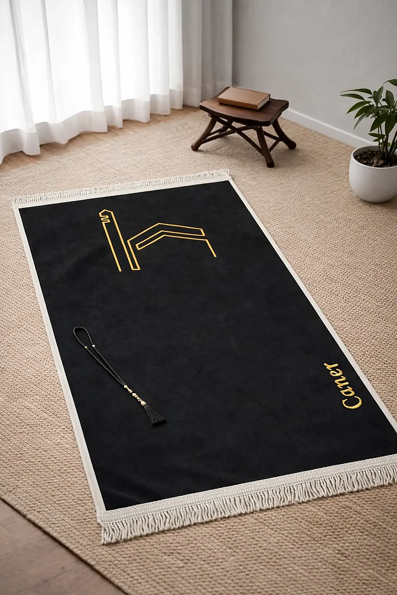 İsme Özel Kabe İşlemeli Lüks Kadife Seccade - Çeyizlik, Hac ve Umre Hediyelik Namazlık - Siyah - 1