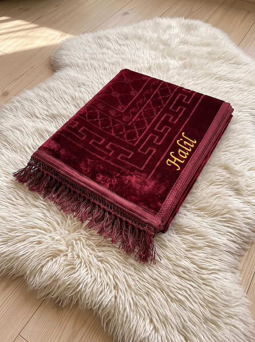 İsme Özel Nakışlı Hediyelik Yumuşak Kadife Dokulu Mihrap Desenli Peluş Seccade Bordo - 4
