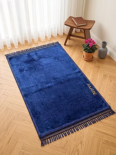 İsme Özel Nakışlı Hediyelik Yumuşak Kadife Dokulu Mihrap Desenli Peluş Seccade Lacivert - 6