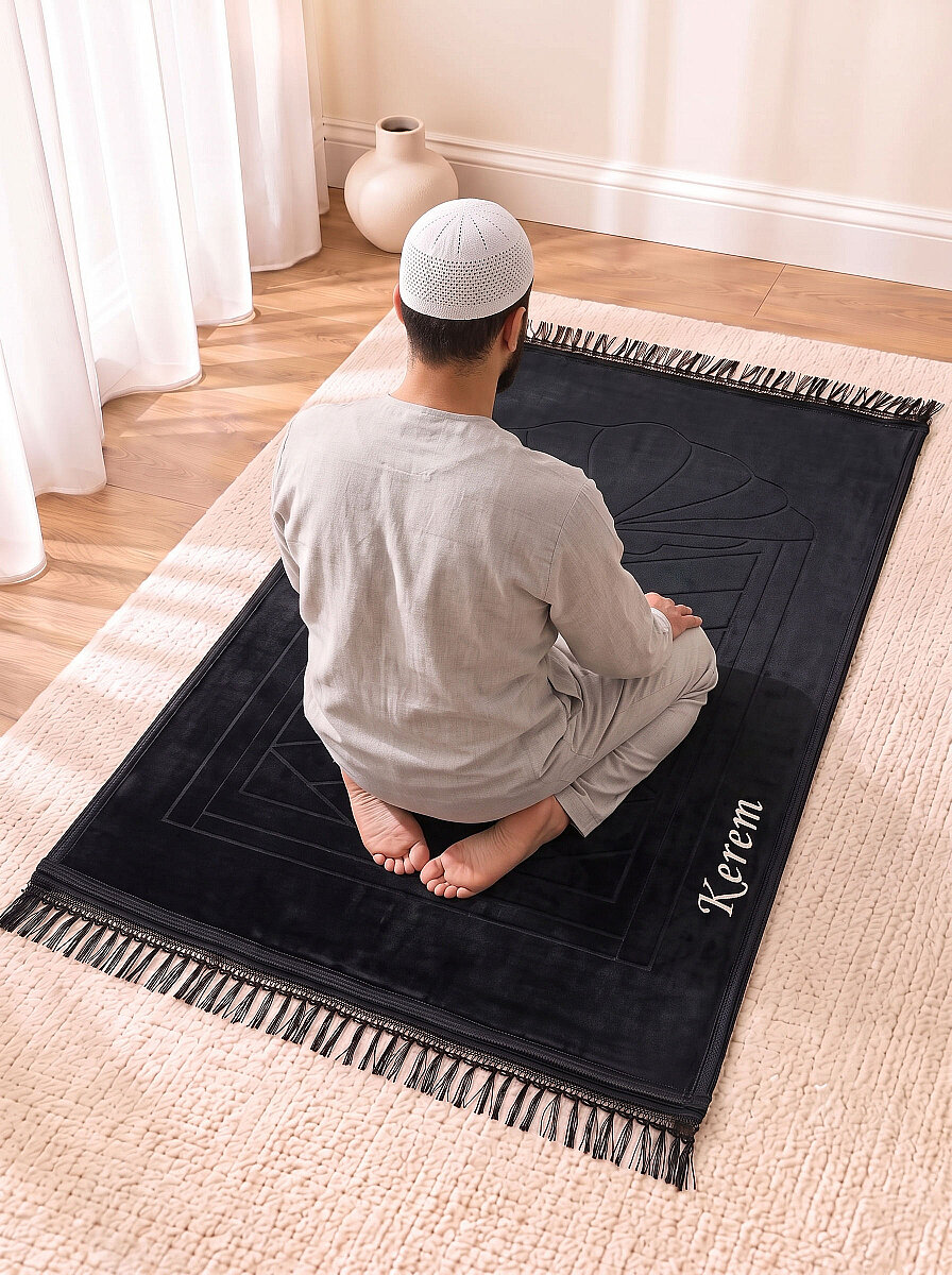 İsme Özel Nakışlı Hediyelik Yumuşak Kadife Dokulu Mihrap Desenli Peluş Seccade Siyah - 2