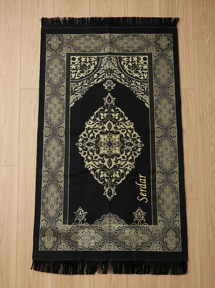 İsme Özel Nakışlı Özel Kabe Kutulu Çeyizlik Hediyelik Seccade ve İsimli Tesbih Seti Siyah - 3