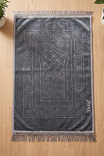 İsme Özel Nakışlı Yumuşak Kadife Dokulu Mihrap Desenli Peluş Seccade Gri - 3