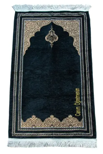 İsme Özel Öğretmenler Günü Hediyesi Siyah Şönil Seccade ve İsim Nakışlı Tasarım 