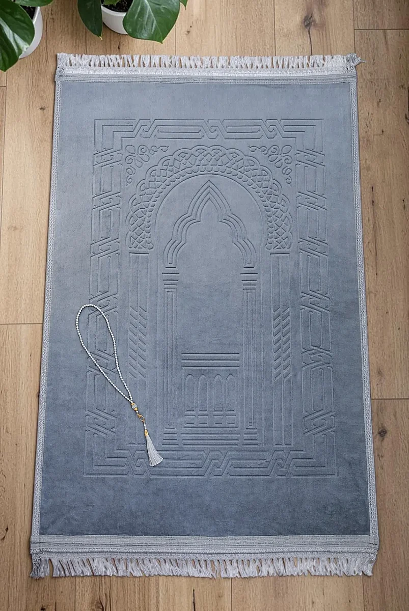 İsme Özel Yumuşak Kadife Dokulu Mihrap Desenli Peluş Seccade Gri - 2