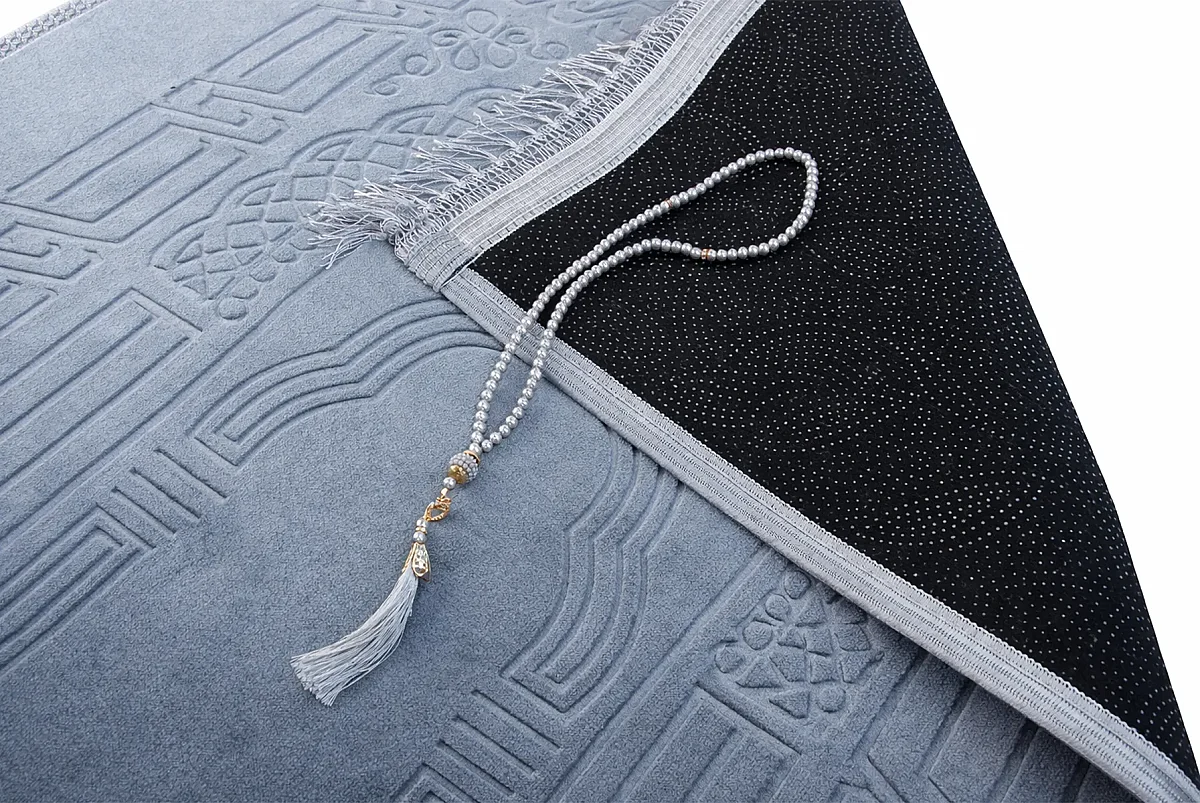 İsme Özel Yumuşak Kadife Dokulu Mihrap Desenli Peluş Seccade Gri - 4