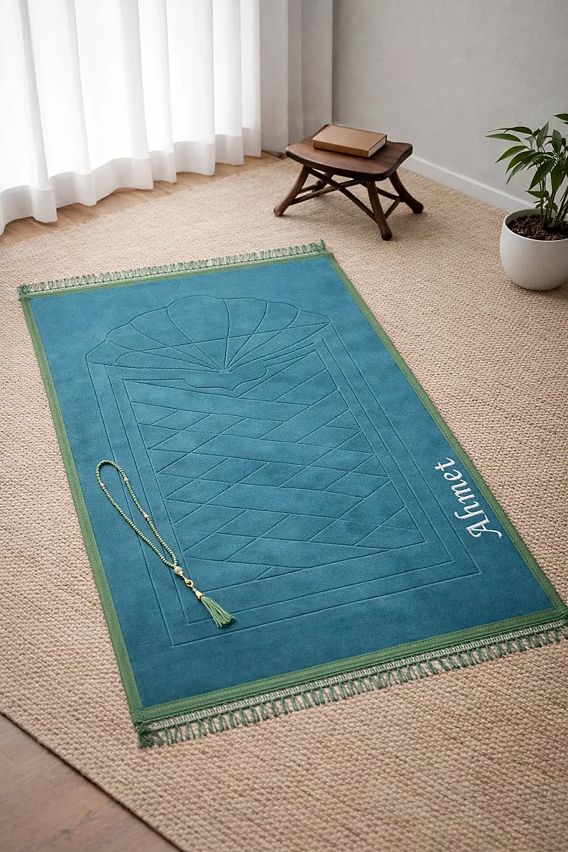 İsme Özel Yumuşak Kadife Dokulu Mihrap Desenli Peluş Seccade Yeşil - 1