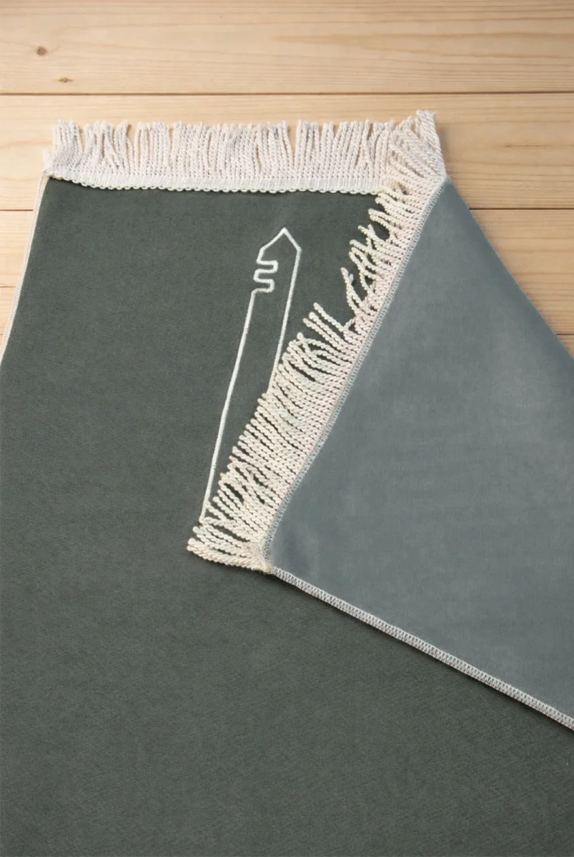 Kabe İşlemeli Lüks Kadife Seccade - Çeyizlik, Hac ve Umre Hediyelik Namazlık - Haki Yeşil - 2