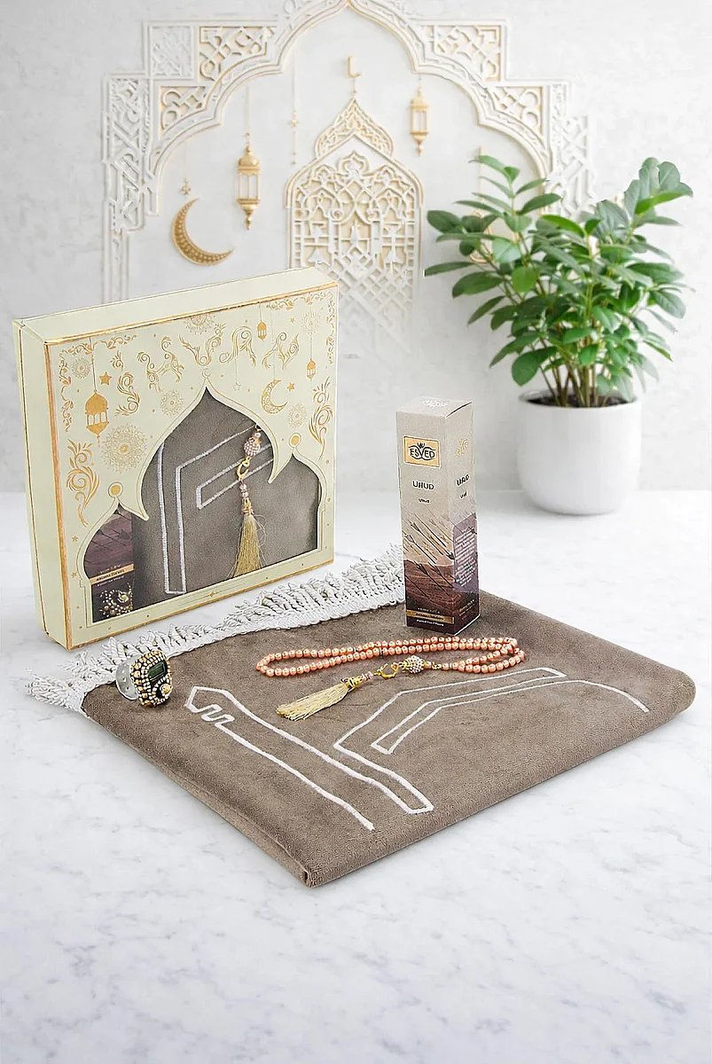 Kabe İşlemeli Lüks Kadife Seccade,Zikirmatik,İnci Tesbih,Uhud Parfüm 150 ml - Kutulu Hediye Seti - Krem - 1