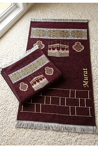 Kabe Motifli Şönil Nakış İşlemeli İsimli Seccade - Bordo 