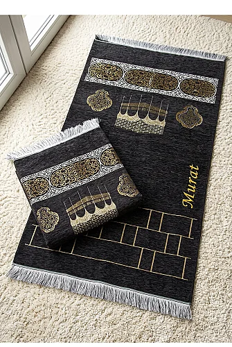 Kabe Motifli Şönil Nakış İşlemeli İsimli Seccade - Siyah - 1
