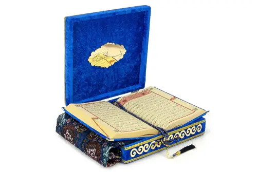 Kadife Kaplı Sandıklı Kişiye Özel Hediyelik Seccadeli Kuranı Kerim Seti Lacivert - 3