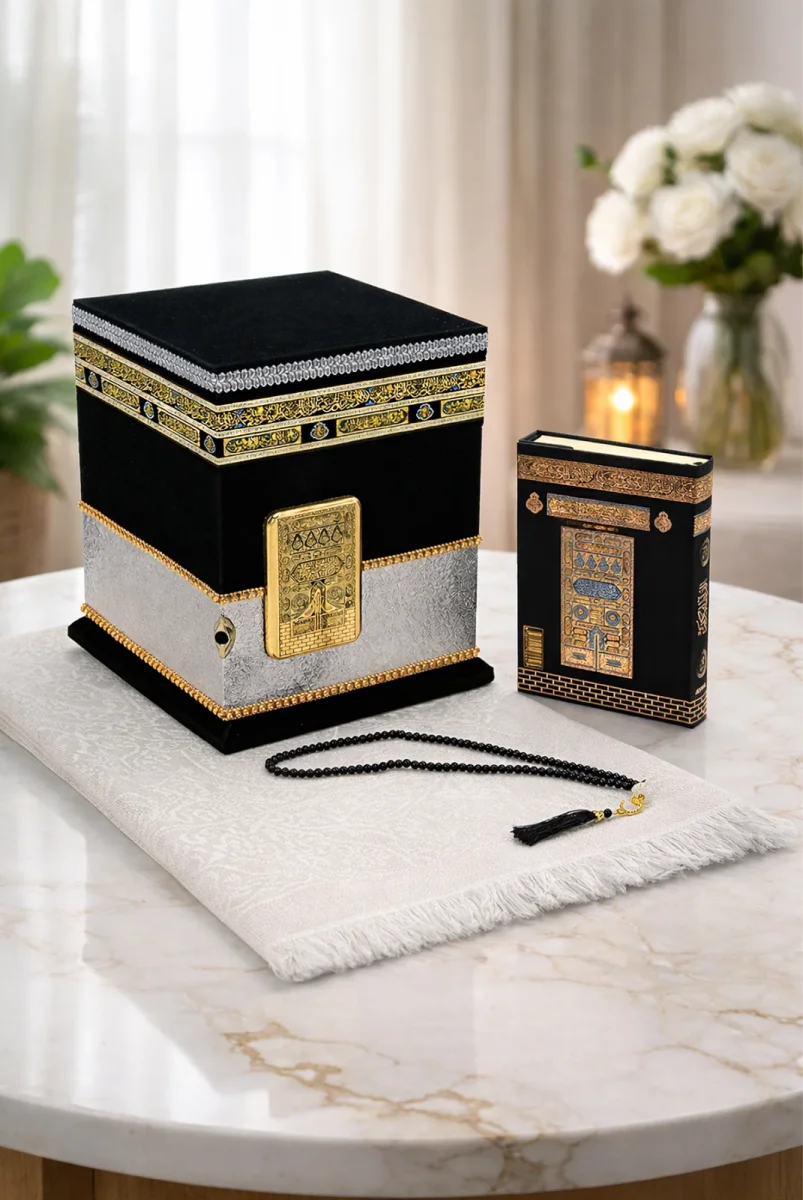 Kadife Kaplı Taş Detaylı Kabe Konseptli Maket, Hafız Boy Kuranı Kerim, Tespih ve Seccade Hediyelik Set - 1