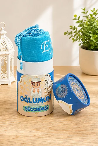 Kişiye Özel İsimli Çocuk Seccadesi Tesbihli Silindir Kutulu – Oğlumun Seccadesi Mavi - ihvanonline (1)