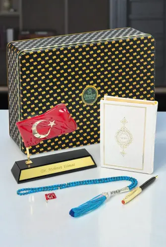  Kişiye Özel Ofis Masaüstü Türk Bayraklı İsimlik, Kuranı Kerim, Kalem, Rozet ve Tesbih Kurumsal Hediyelik Set - 1