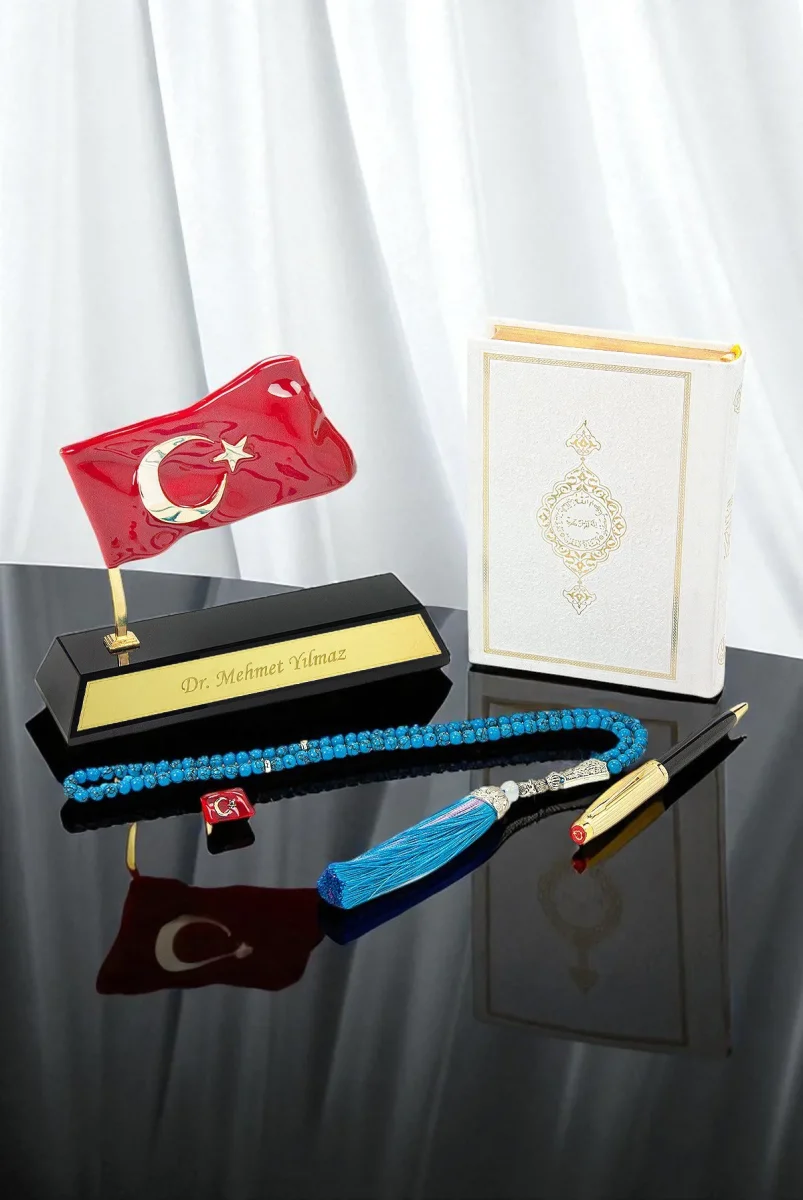  Kişiye Özel Ofis Masaüstü Türk Bayraklı İsimlik, Kuranı Kerim, Kalem, Rozet ve Tesbih Kurumsal Hediyelik Set - 2