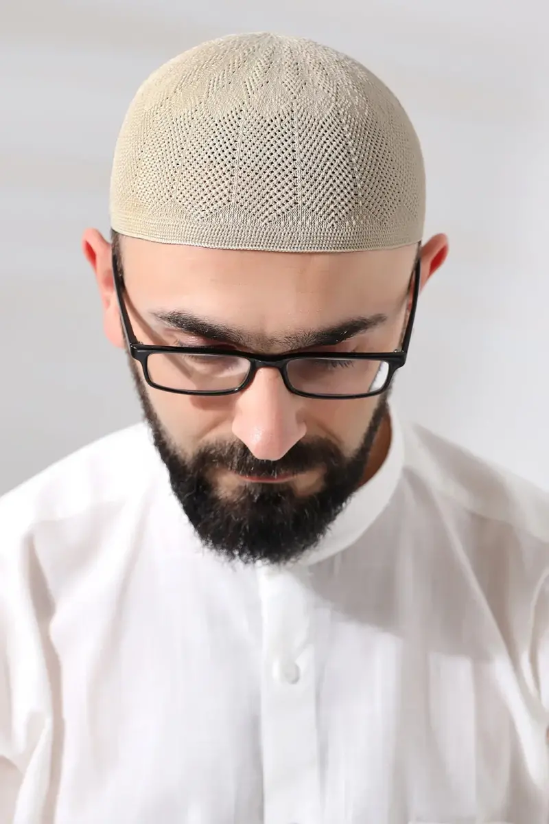 Koyu Krem Safir Dantel Detaylı Örme Namaz Takkesi - 2