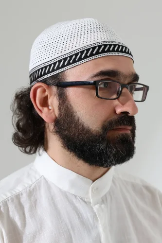 Milad Şerit Detaylı Namaz Takkesi, Desenli Makine Örgüsü Takke - Beyaz - 1