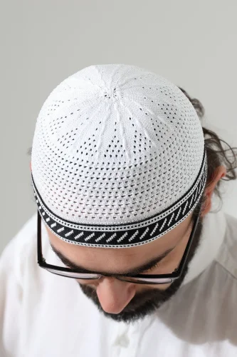 Milad Şerit Detaylı Namaz Takkesi, Desenli Makine Örgüsü Takke - Beyaz - 4
