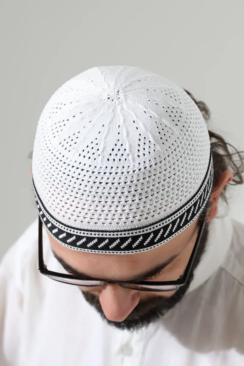 Milad Şerit Detaylı Namaz Takkesi, Desenli Makine Örgüsü Takke - Beyaz - 4