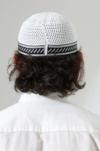 Milad Şerit Detaylı Namaz Takkesi, Desenli Makine Örgüsü Takke - Beyaz - 7