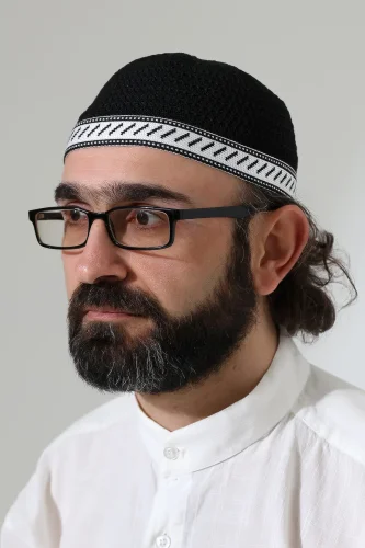 Milad Şerit Detaylı Namaz Takkesi, Desenli Makine Örgüsü Takke - Siyah 