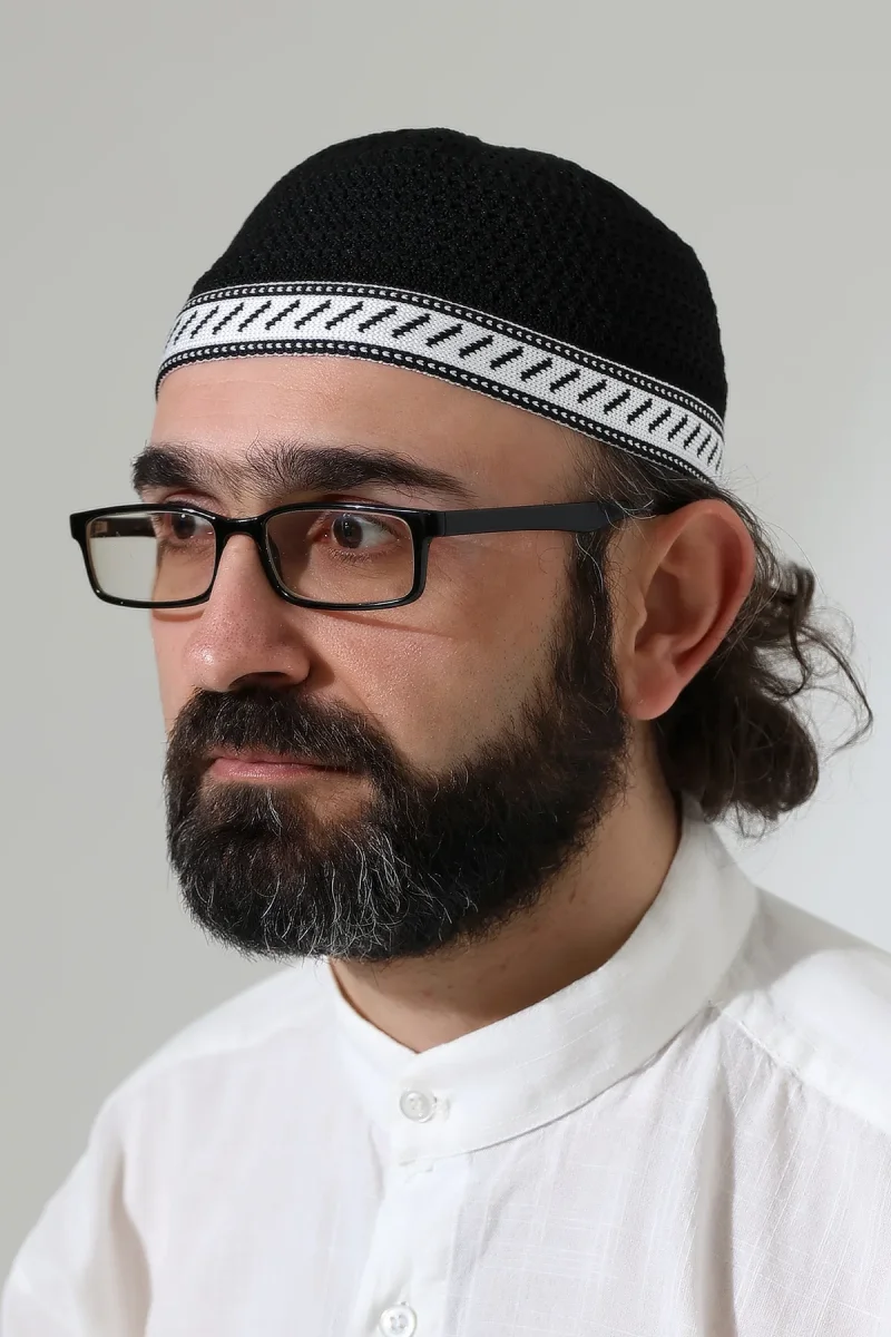 Milad Şerit Detaylı Namaz Takkesi, Desenli Makine Örgüsü Takke - Siyah - 1