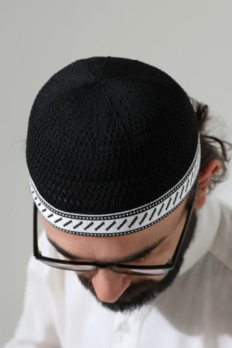 Milad Şerit Detaylı Namaz Takkesi, Desenli Makine Örgüsü Takke - Siyah - 4