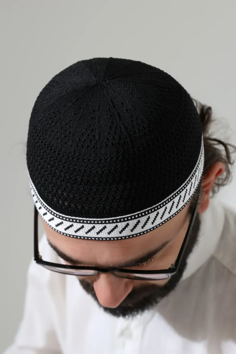 Milad Şerit Detaylı Namaz Takkesi, Desenli Makine Örgüsü Takke - Siyah - 4